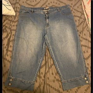 Women's plus size 26 Capri's